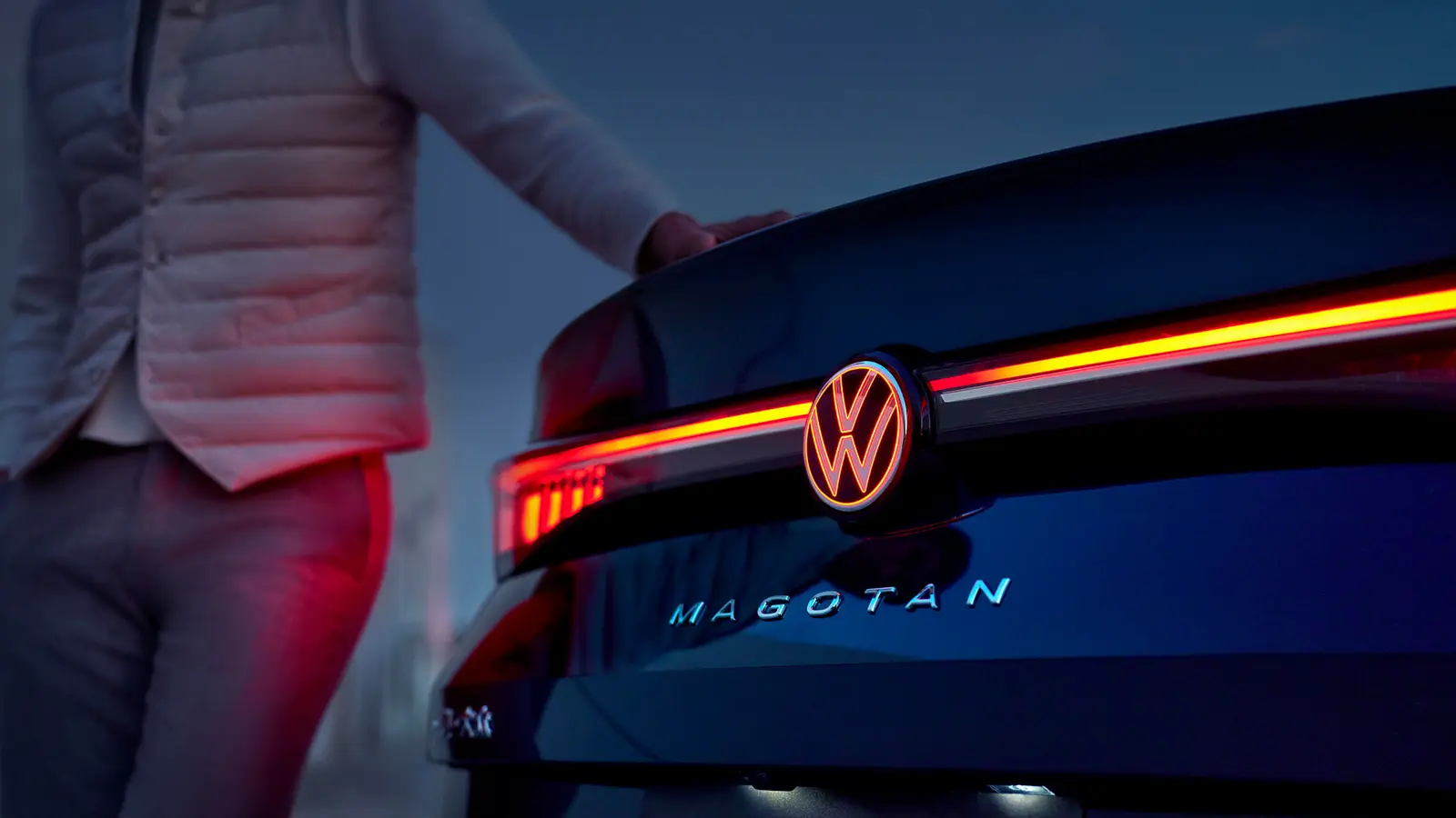 Magotan illuminated light bar and logo