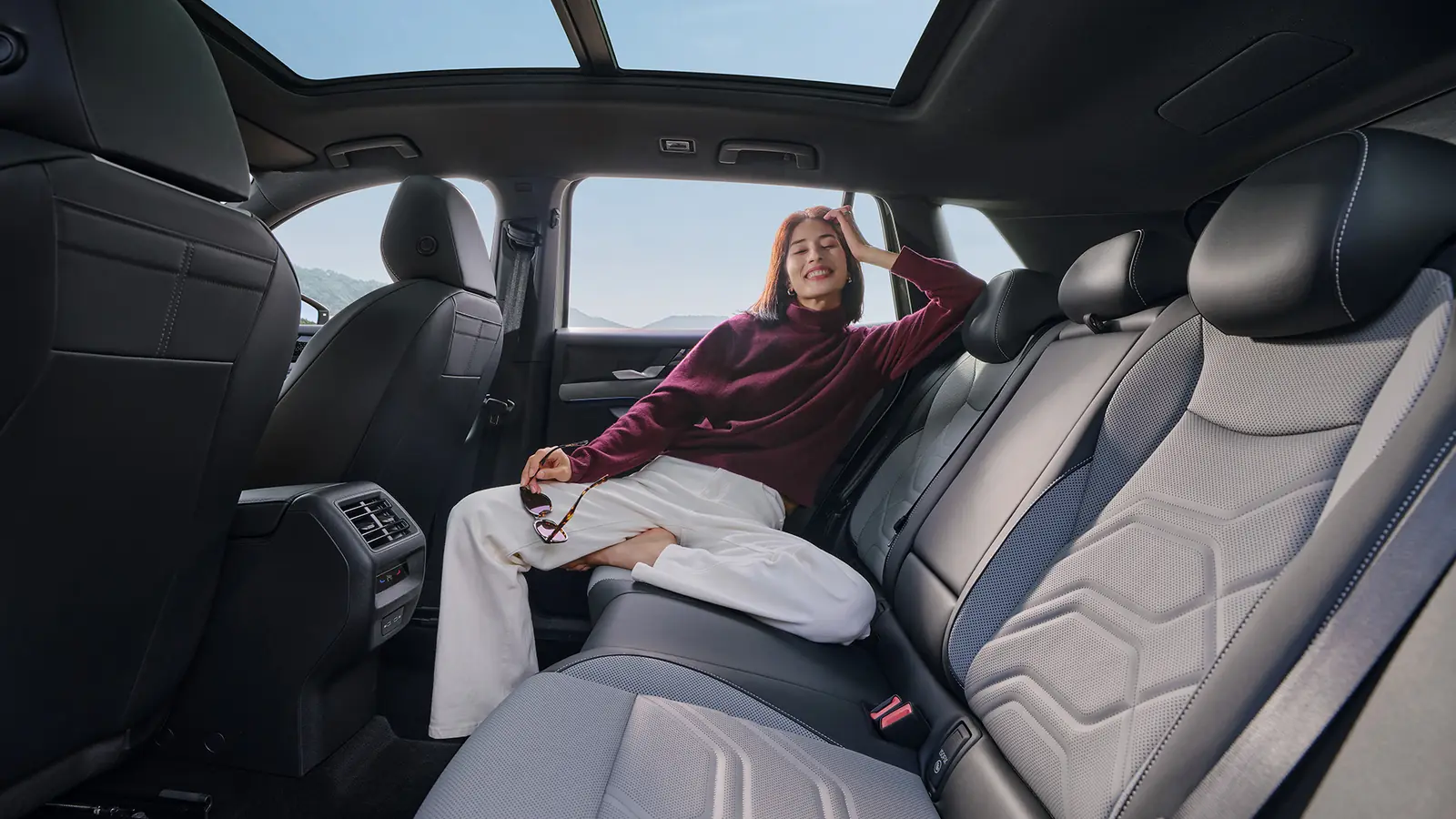 Tayron L rear seats with panoramic roof